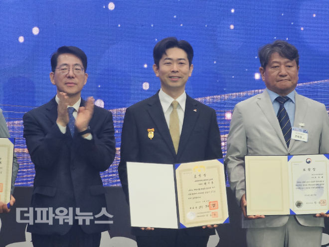 대통령 표창 수상자로 에이치라인해운㈜ 해상직원 노동조합 소속 권기흥 위원장(가운데)이, 해수부장관 표창 수상자로 에이치라인해운 조득권 선장(우)이 황종우 해양수산부 장관(좌)과 기념사진을 촬영하고 있다. (사진=김지윤 기자)