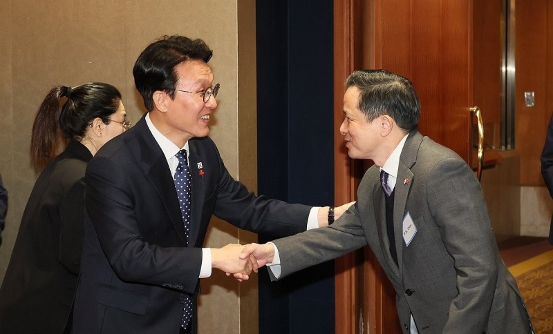 지난해 12월 다이빙 주한중국대사와 악수하는 김민석 국무총리(사진=연합뉴스)