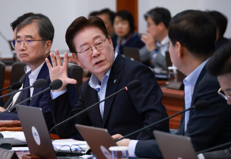 구윤철 부총리 겸 재정경제부 장관에게 질문하는 이재명 대통령(사진=연합뉴스)
