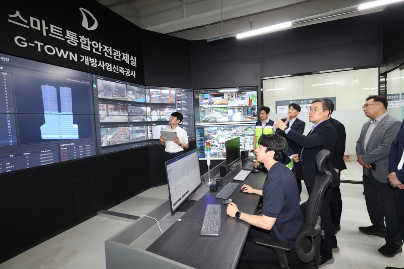 김보현 대우건설 대표이사가 과천 G-TOWN 개발사업 신축공사 현장에서 열린 안전보건 소통 간담회에 참석해 AI 기반 CCTV 스마트 통합안전관제실을 둘러보고 있다.(사진=대우건설)