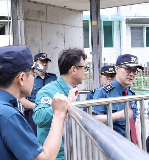 김병우 대구경찰청장이 6월 24일 북구 노곡동 침수 취약지역을 점검하고 있다.(사진제공=대구경찰청)