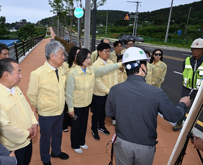 인수위원회 위원들이 대변~죽성 교차로 간 도로개설 현장을 찾아 사업 추진이 부진한 사유와 향후 대책을 논의하고 있다.(사진제공=부산 기장군)