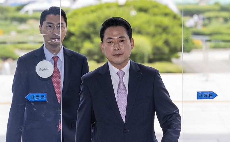 퇴원 후 국회 들어서는 장동혁 대표(사진=연합뉴스)