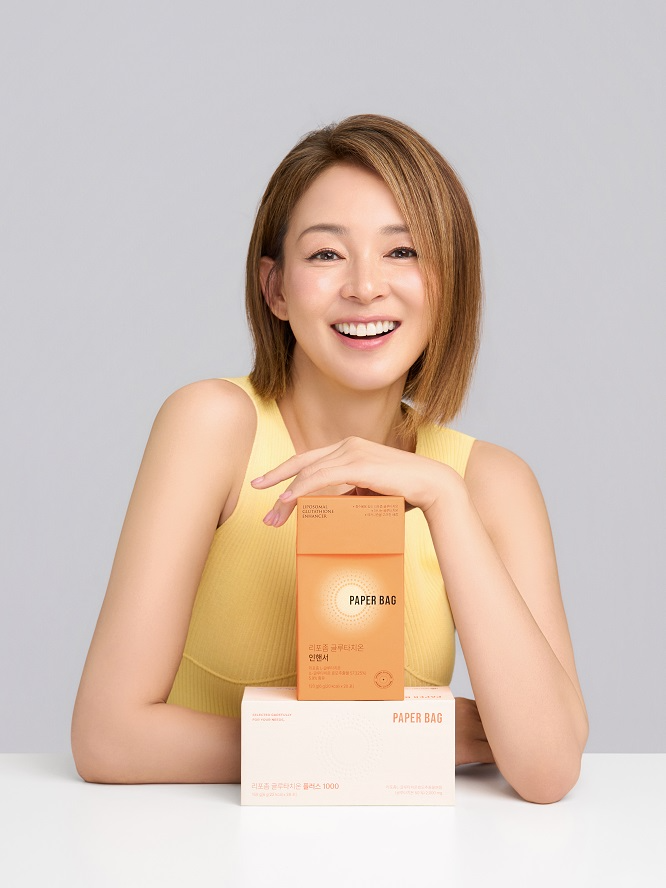 페이퍼백이 야노시호를 브랜드 모델로 선정했다.