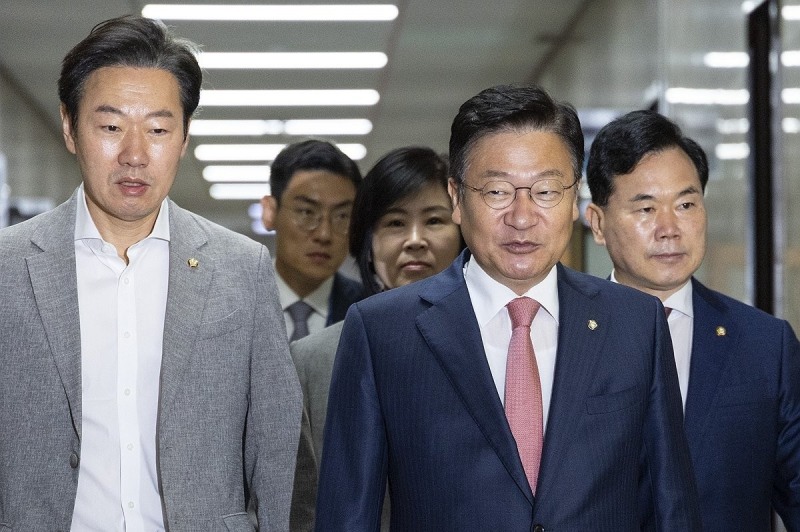 최고위원회의 입장하는 정점식 원내대표(사진=연합뉴스)