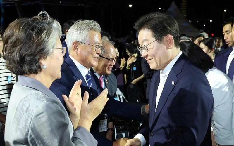 이재명 대통령이 지난해 서울 광화문광장에서 열린 제21대 대통령 국민임명식 행사에서 문재인 전 대통령과 만나 악수하고 있다.(사진=연합뉴스)