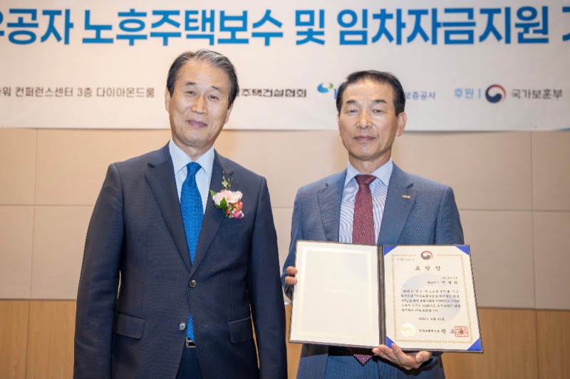 변부섭 호반건설 건설안전부문 대표이사(오른쪽)가 권오을 국가보훈부 장관과 함께 지난 24일 서울 여의도 FKI타워에서 열린 ‘2026 국가유공자 주거여건개선사업 기념행사’에 참석해 국가보훈부 장관 표창을 수상한 후 기념촬영을 하고 있다.(사진=호반건설)