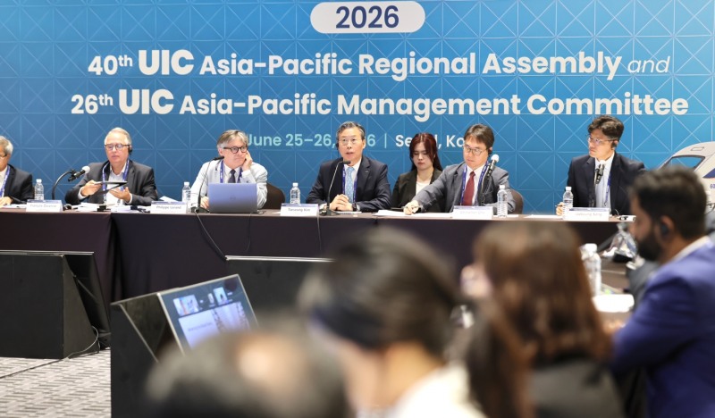 김태승 코레일 사장(사진 가운데)이 25일 서울에서 열린 제40차 국제철도연맹(UIC) 아시아·태평양 지역총회 회의를 주재하고 있다.(사진=코레일)