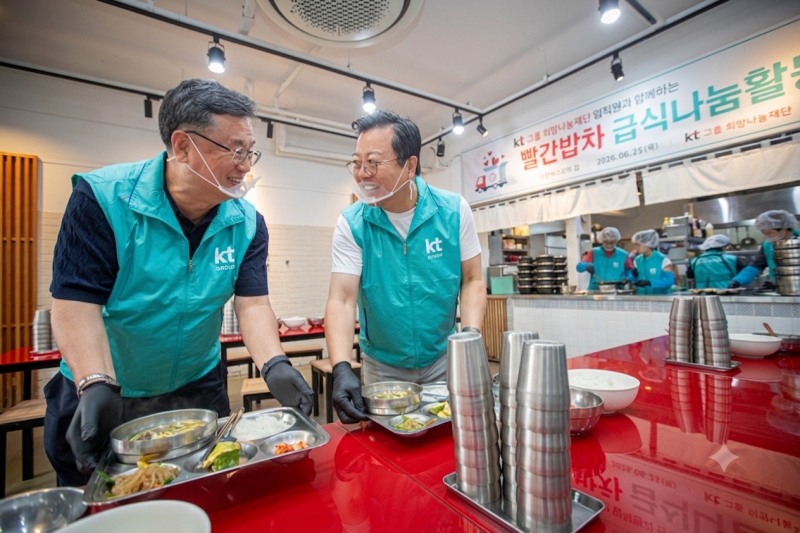 KT그룹 희망나눔재단 임종택 이사장(왼쪽)과 ‘사랑,해 빨간밥차’ 홍보대사 배우 이기영 씨가 식사를 배식하는 모습. 사진=KT