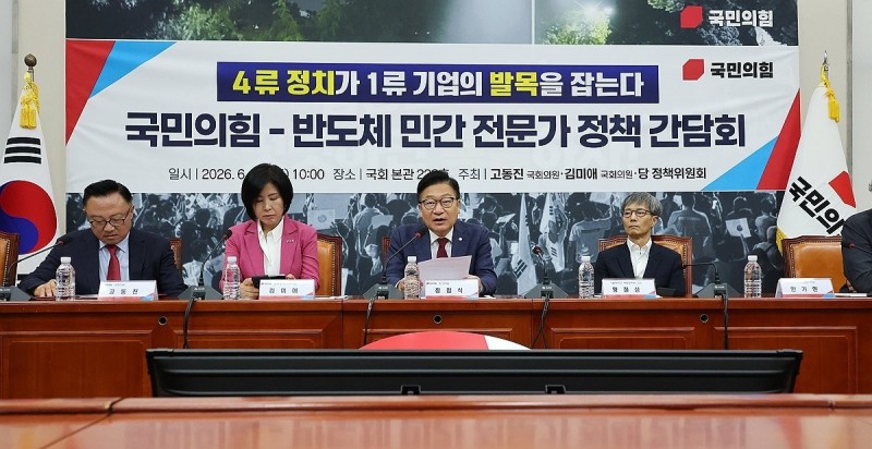 정치가 기업 팔 비튼 것