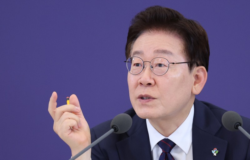 이재명 대통령이 26일 청와대에서 열린 '미래신안보 혁신기업 육성전략' 회의에서 발언하고 있다. 사진=연합뉴스