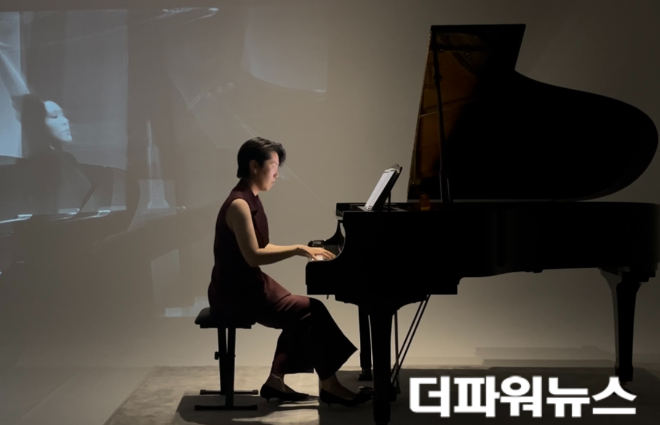 대형 공연장의 획일적인 문법을 탈피한 이번 공연은 지역 소공연장의 새로운 활용 가능성을 입증했다. 연주자의 숨소리와 미디어아트가 교차하는 실험적 시도는 지역 문화계에 신선한 자극이 될 것으로 전망된다. 관객과의 물리적, 심리적 거리를 좁히려는 예술가들의 이 같은 행보가 부울경 클래식 저변 확대에 어떤 변화를 가져올지 주목된다.(사진=김지윤 기자)