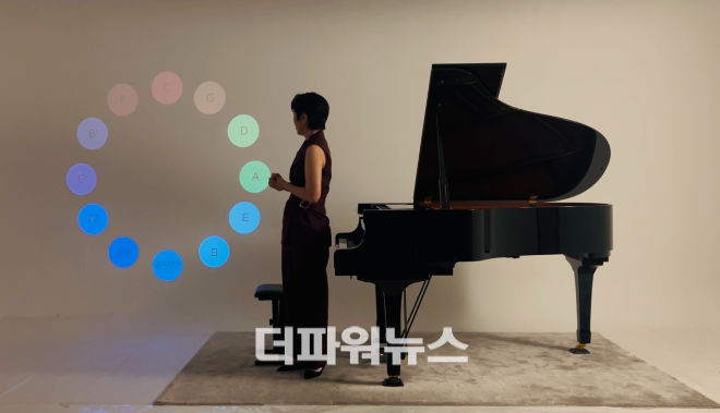 지난 17일 부산 무지크라움에서 열린 공감각 시리즈 독주회에서 피아니스트 이솔이 직접 곡을 해설하고 있다. (사진=김지윤 기자)