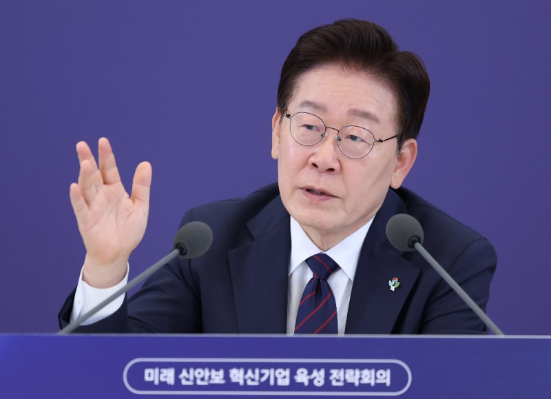 이재명 대통령이 26일 청와대에서 열린 '미래신안보 혁신기업 육성전략' 회의에서 발언하고 있다.(사진=연합뉴스)