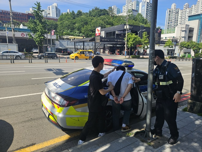 스토킹 가해자를 검거하는 합동 모의훈련.(사진제공=부산보호관찰소)