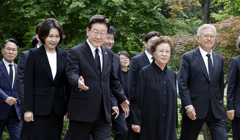 노무현 전 대통령 추도식에서 만난 이재명 대통령, 권양숙 여사, 문재인 전 대통령(사진=연합뉴스)