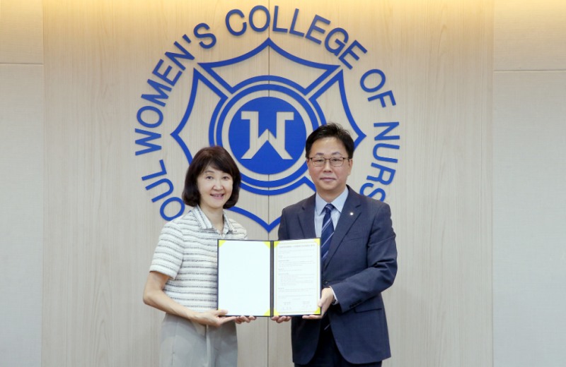 지난 6월 30일 서울시 서대문구 서울여자간호대학교에서 진행된 상호공동발전 업무협약식에서 이봉재 신한은행 기관·제휴영업그룹장(오른쪽)과 김숙영 서울여자간호대학교 총장이 기념촬영하는 모습. 사진=신한은행
