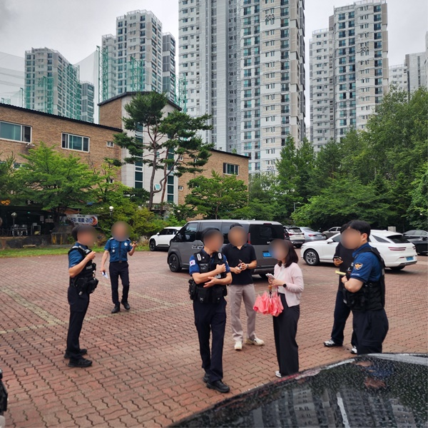 잠정조치 부과 전자감독대상자의 피해자 접근에 대비한 합동모의훈련 모습.(사진제공=청주보호관찰소)