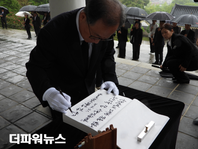 1일 취임한 김석준 교육감이 첫 일정으로 충렬사에서 참배하고, '순국선열들의 고귀한 뜻을 받들어 부산교육을 잘 이끌겠습니다' 라는 방명록 작성하고 있다.(사진=김지윤 기자)