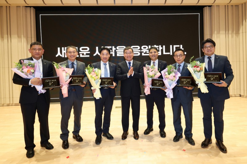 대우건설 2026 기술명인 6인이 명인패를 들고 기념촬영을 하고 있다.(사진=대우건설)