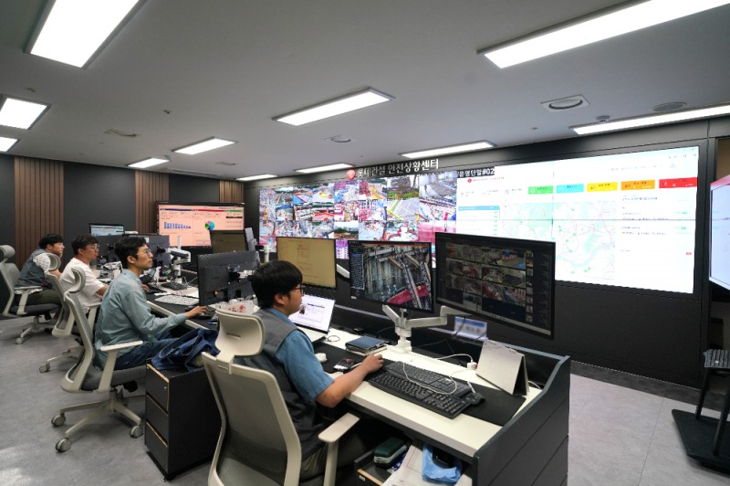 롯데건설 본사 안전관리자들이 안전상황센터에서 전국 현장의 IoT 온∙습도계 가동상태와 실시간 체감온도를 모니터 링하고 있다.(사진=롯데건설)