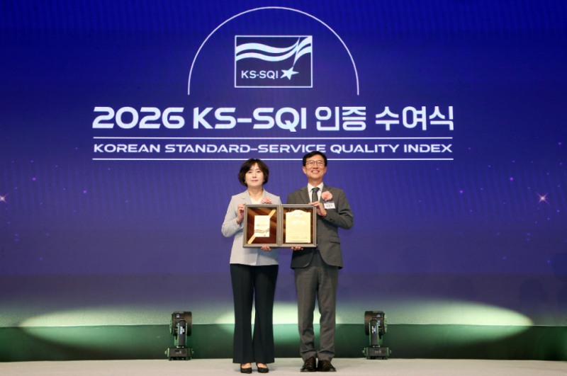 2일 서울시 중구 소재 롯데호텔에서 진행된 ‘2026 KS-SQI 인증 수여식’에서 13년 연속 은행부문 1위 기업으로 선정되고 박현주 신한은행 소비자보호그룹장(왼쪽) 및 문동민 한국표준협회장이 기념촬영 하는 모습. 사진=신한은행