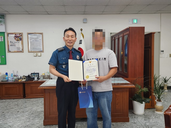 이병태 서장이 보이스피싱 검거에 기여한 시민에게 표창장 등을 수여하고 기념촬영.(사진제공=창원서부경찰서)