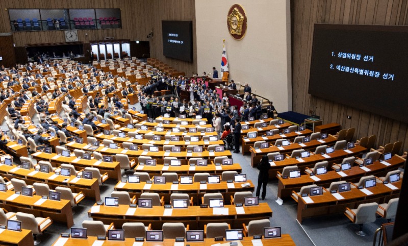 상임위선출 놓고 대립하는 국회 본회의장(사진=연합뉴스)