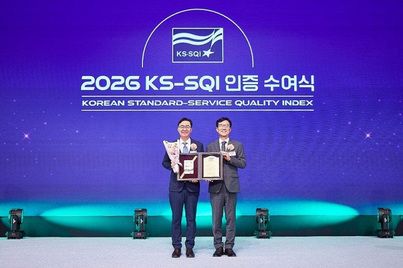 HD현대오일뱅크 최찬호 영업지원부문장(왼쪽)이 기념촬영을 하고 있다.(사진=HD현대오일뱅크)