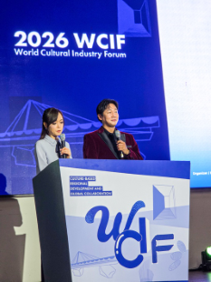 아나운서 김학준이 '제7회 세계문화산업포럼(WCIF 2026)' 사회를 맡아 행사를 진행하고 있다. 사진=로이슈