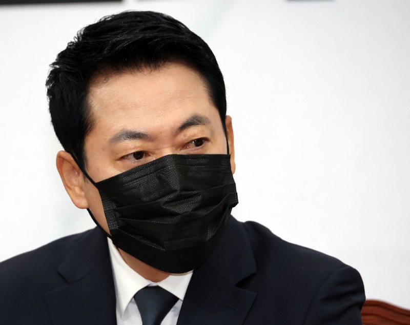 법안에 항의하는 의미로 검정 마스크 쓰고 입장하는 장동혁 대표(사진=연합뉴스)