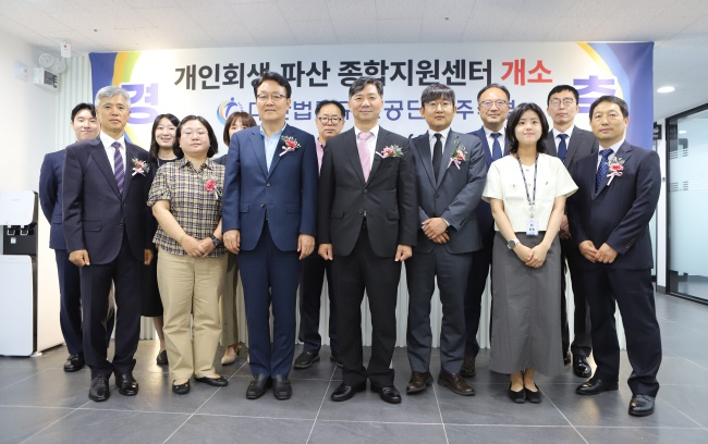 대한법률구조공단 김영진 이사장(왼쪽에서 네번째)이 제주 개인회생·파산종합지원센터개소식 행사 후 기념촬영을 하고 있다.(사진제공=대한법률구조공단)