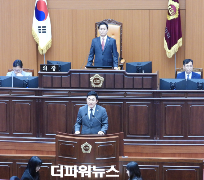 서국보 부산시의회 복지환경위원장이 6일 열린 제337회 임시회 제1차 본회의에서 단상에 올라 소감을 밝히고 있다. 서 위원장은 이날 인사말을 통해 “더 낮은 자세로, 더 뜨거운 열정으로, 더 큰 책임감으로 부산 시민만을 위해 일하겠다”고 포부를 전했다. (사진=김지윤 기자)