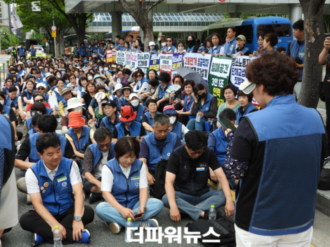 부산지하철노동조합 오문제 위원장(왼쪽 첫번째), 허명신 서비스지부장(왼쪽 두번째)이 집회에 참석하고 있다. (사진=김지윤 기자)