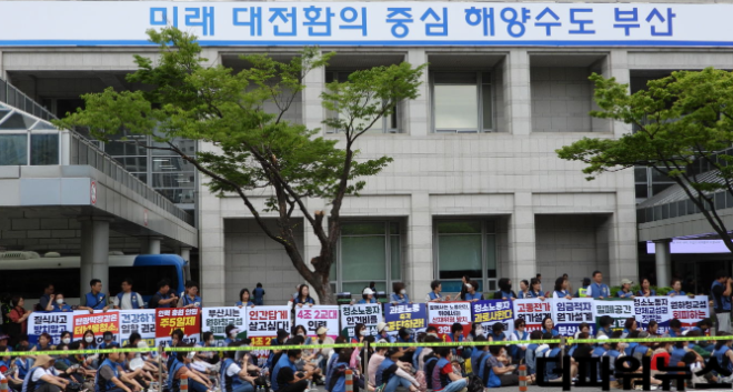 피켓을 들고 집회에 참석중인 민주노총 공공운수노조 부산지하철노동조합 소속 운영서비스 지부소속 노동자. (사진=김지윤 기자)