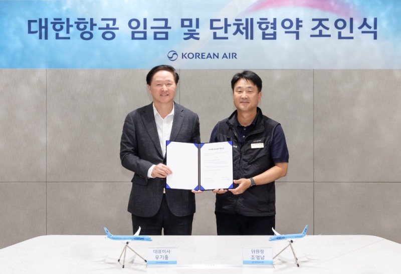 우기홍 대한항공 부회장(왼쪽)과 조영남 대한항공 노동조합위원장(오른쪽).(사진=대한항공)