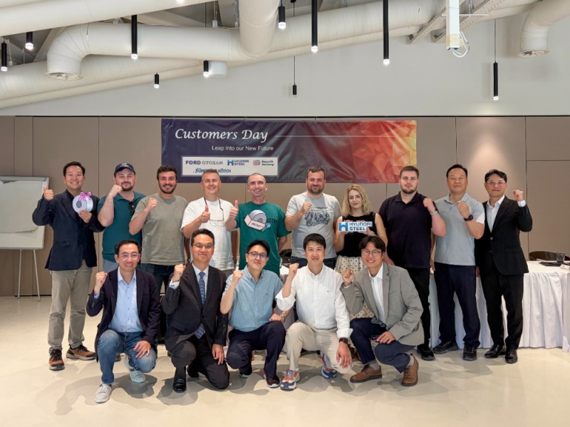 현대제철 및 글로벌 고객사 임직원들이 Customers Day 행사에서 단체로 기념촬영을 하고 있다.(사진=현대제철)