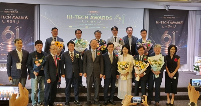 제61회 하이테크 어워드 시상식 기념촬영.(앞줄 왼쪽 두번째 박준희 회장) (사진제공=아이넷방송)