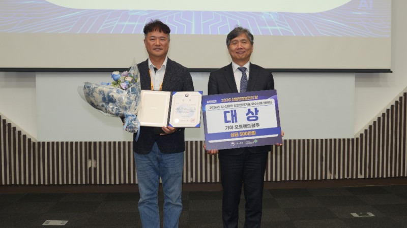 (왼쪽부터) 이재석 기아 오토랜드 광주 3공장장(상무), 류현철 고용노동부 산업안전보건본부장.(사진=기아)