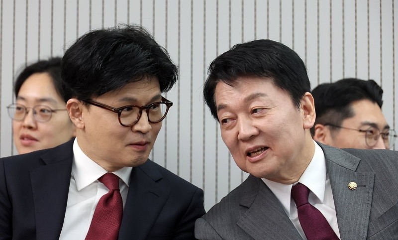 대화하는 한동훈·안철수 의원(사진=연합뉴스)