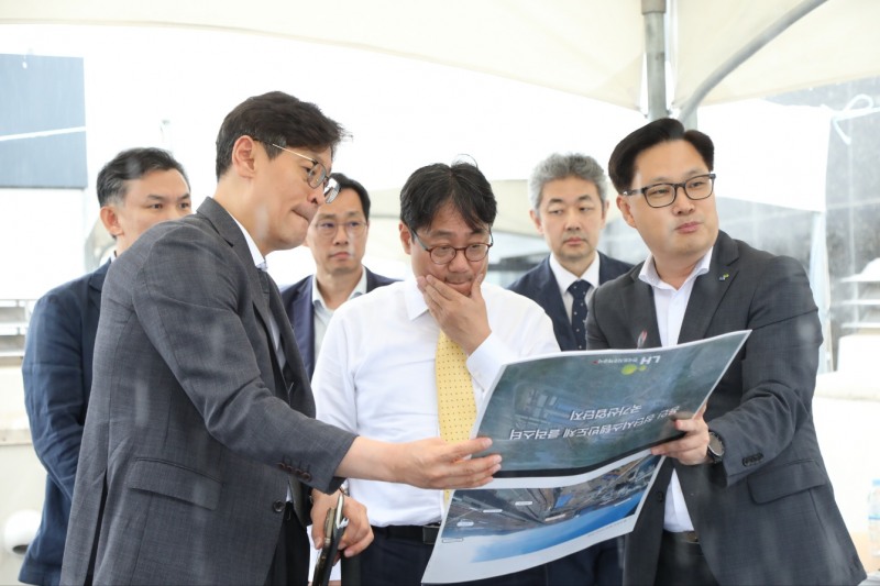 9일(목) 이성훈 한국토지주택공사(LH) 사장(가운데)이 용인 반도체 국가산단 사업현장을 찾아 현장을 점검하고 있다.(사진=LH)