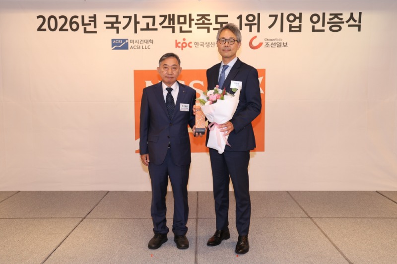지난 8일 열린 시상식 현장에서 전호일 케이카 마케팅부문장(오른쪽)이 조선일보 홍준호 대표이사(왼쪽)와 기념 촬영을 하고 있다.(사진=케이카)
