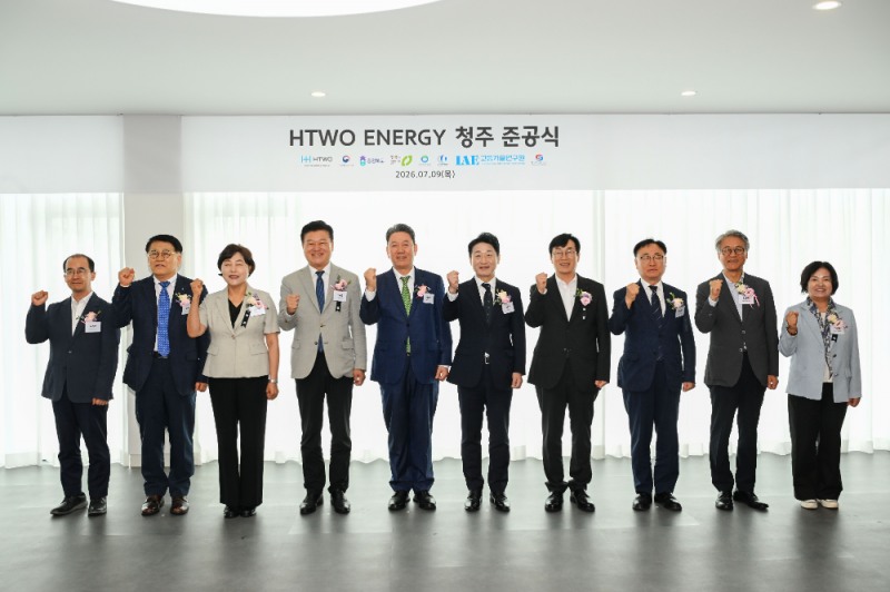 (왼쪽부터) 한국자동차환경협회 황계영 협회장, 고등기술연구원 김진균 원장, 청주시의회 임은성 의장, 충청북도 신용한 도지사, 현대차그룹 기획조정담당 서강현 사장, 기후에너지환경부 이호현 차관, 청주시 이장섭 시장, 이광희 국회의원, 충청북도의회 임동현 과학경제위원장, 청주시의회 이재숙 보건환경위원장이 기념 촬영을 하는 모습.(사진=현대차그룹)