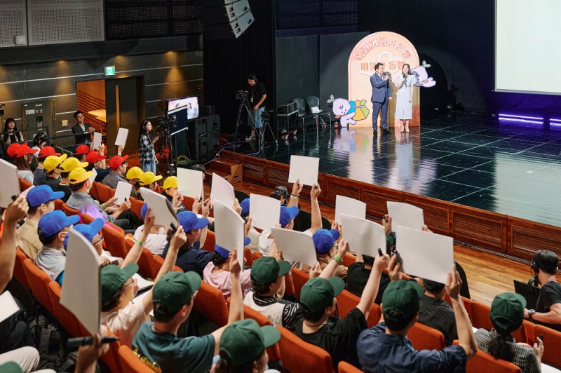 지난 7월 9일 상암 MBC 경영센터에서 열린 '720 Day' 현장에서 참관인들이 복권기금 골든벨 프로그램에 참여하고 있다.(사진=동행복권)