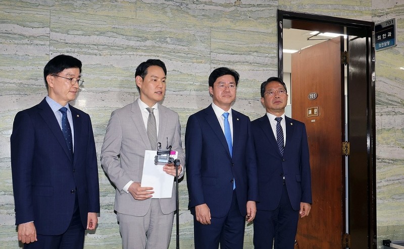 국회 의안과에 형사소송법 개정안 제출한 민주당 의원들(사진=연합뉴스)