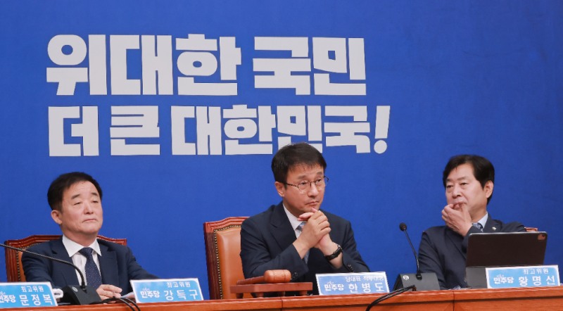 선호투표제 관련 발언 듣는 민주당 한병도 대표 직무대행(사진=연합뉴스)