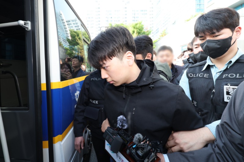 일반 살인죄로 검찰에 송치되는 '여고생 살해범' 장윤기.(사진=연합뉴스)