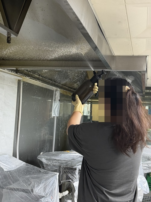 자발적 재능기부로 복지관 주방 대형 후드청소를 하고 있다.(사진제공=수원보호관찰소)