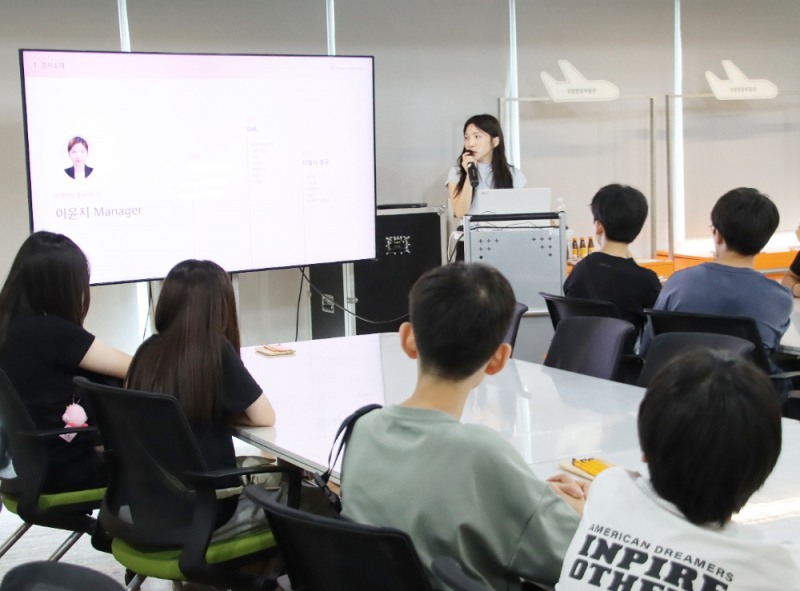 7월 10일(금) 티웨이항공이 국립항공박물관에서 서울 등명중학교 학생들을 대상으로 항공 진로 교육 강연을 진행하고 있다.(사진=티웨이항공)