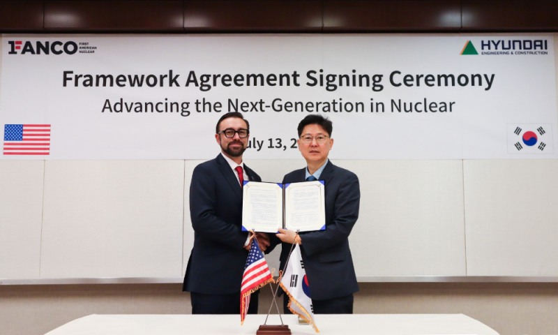 13일(현지 시간) 미국 뉴욕에서 열린 협약식에서 현대건설 NewEnergy사업부 최영 전무(오른쪽)와 FANCO 마이크 라인보스 CEO가 협약서에 서명 후 기념사진을 촬영하고 있다.(사진=현대건설)